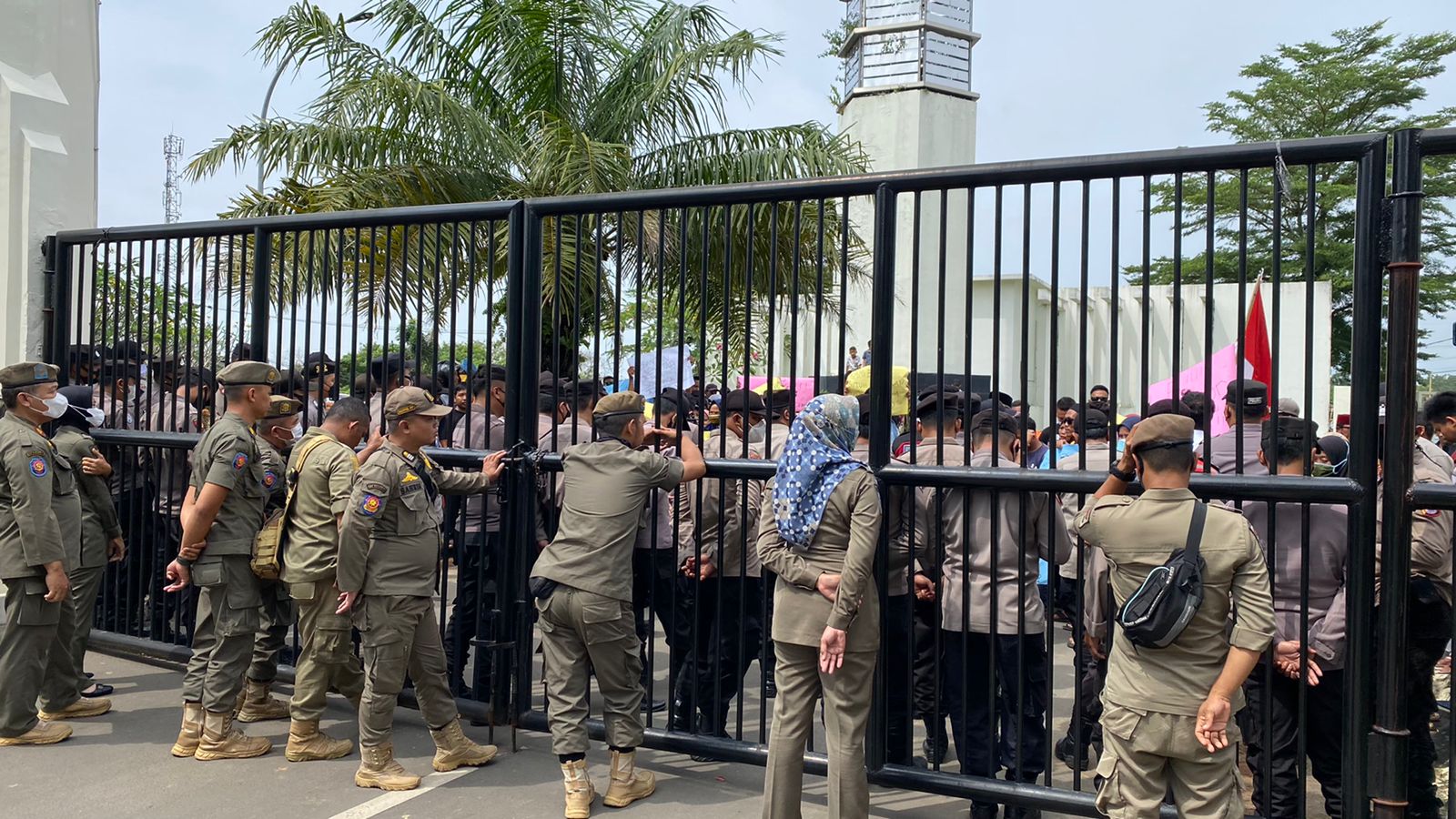 Satpol PP Provinsi Banten Beserta Jajaran Dari Kepolisian Daerah Banten Mengamankan Aksi Unjuk Rasa