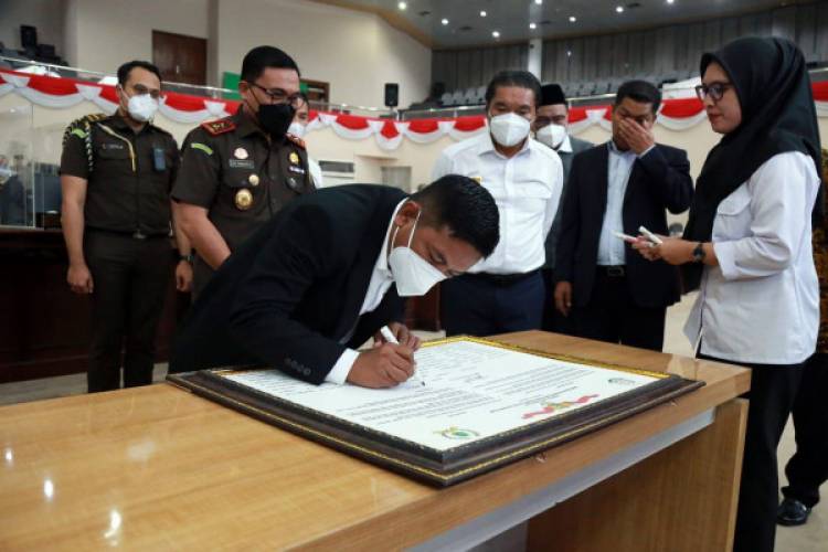 Pj Gubernur Banten Hadiri Penandatanganan Pakta Integritas Antara Kejati Banten dan DPRD Provinsi Banten