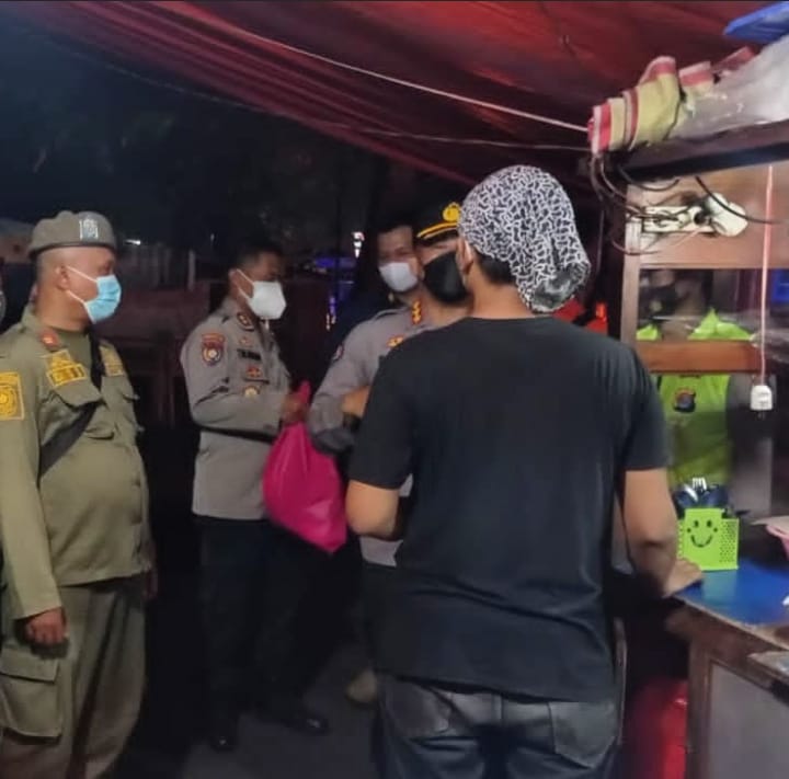 Pemberian sanksi ini karena kedapatan melebihi batas waktu operasional dan tidak memakai masker