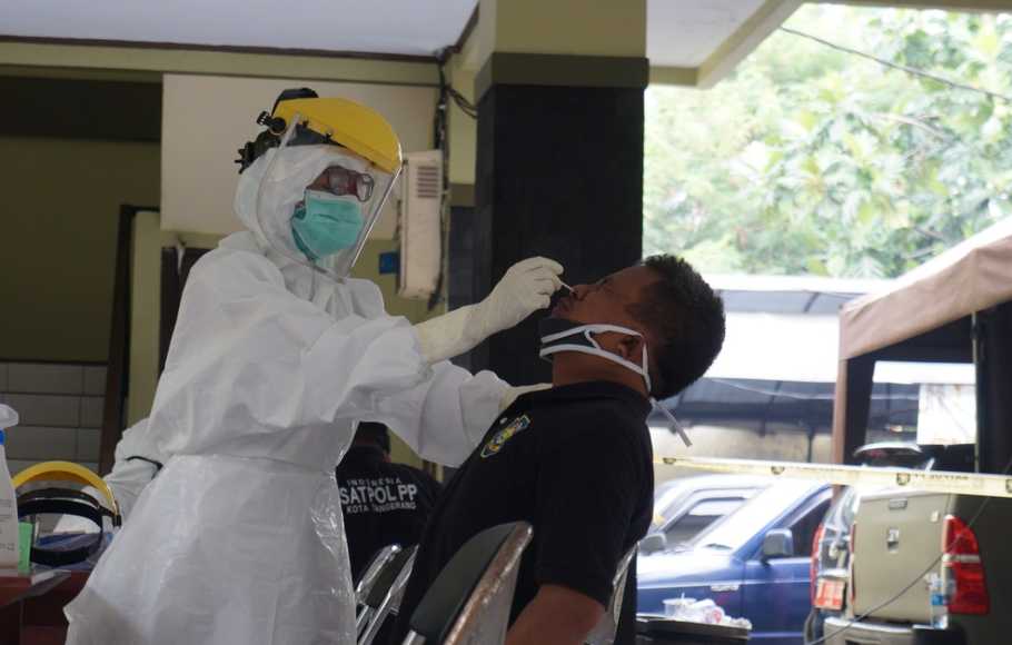 Puluhan Petugas Satpol PP Tangerang Jalani Swab Test