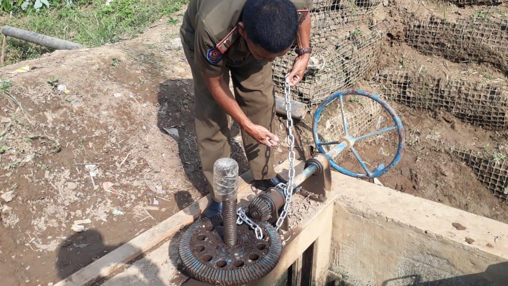 Tak Berizin, Satpol PP Kota Tangerang Segel Intake Air di Kawasan Cibodas