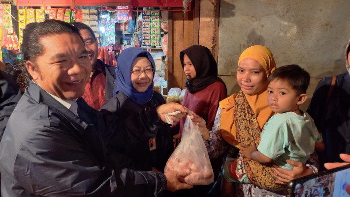 Pj Gubernur Banten Al Muktabar Sempatkan Diri Berbagi Dengan Masyarakat