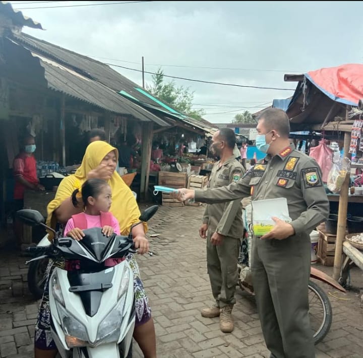 Protokol Kesehatan dengan Pembagian Masker Gratis kepada Masyarakat