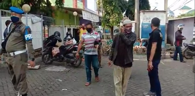 Satpol PP Kota Tangerang Bubarkan Kerumunan Warga yang Lakukan Sabung Ayam 