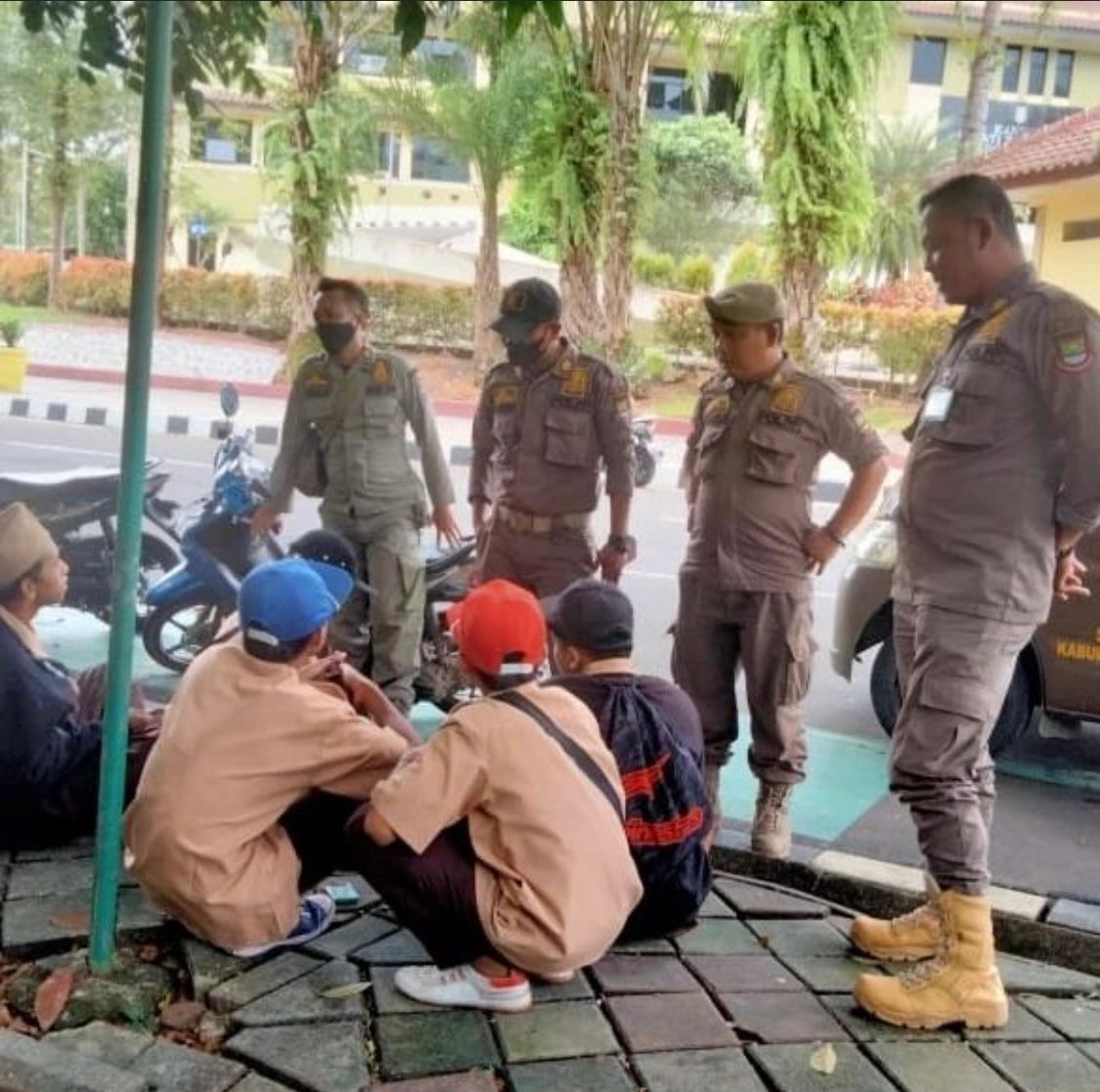 Anggota Satpol PP Kabupaten Tangerang Berikan Edukasi Terhadap Pelajar Yang Membolos Sekolah Di Area Puspem