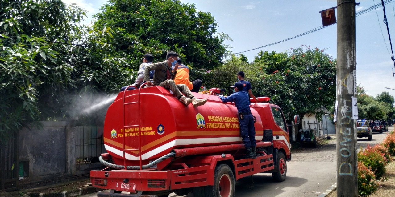 Penyemprotan Disinfektan di 2 lokasi Kel. Cipocok Jaya Kec. Cipocok Jaya